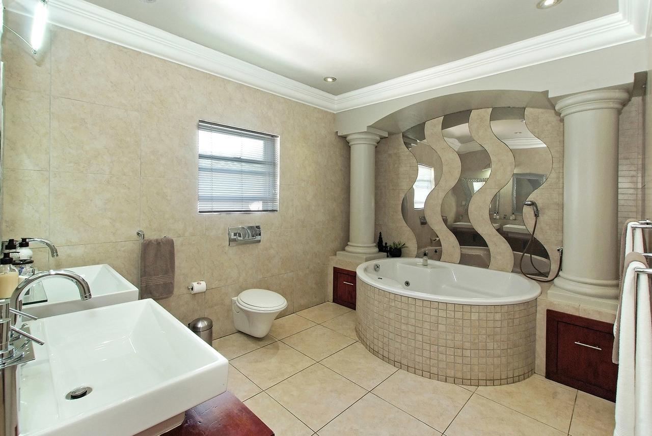 Ushaka Manor Guest House Durban Bagian luar foto