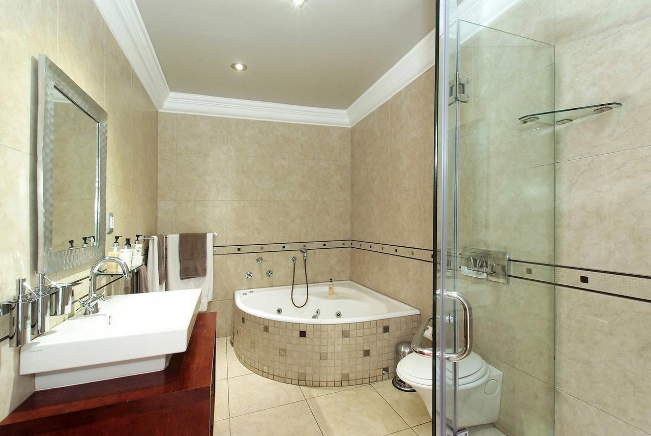 Ushaka Manor Guest House Durban Bagian luar foto